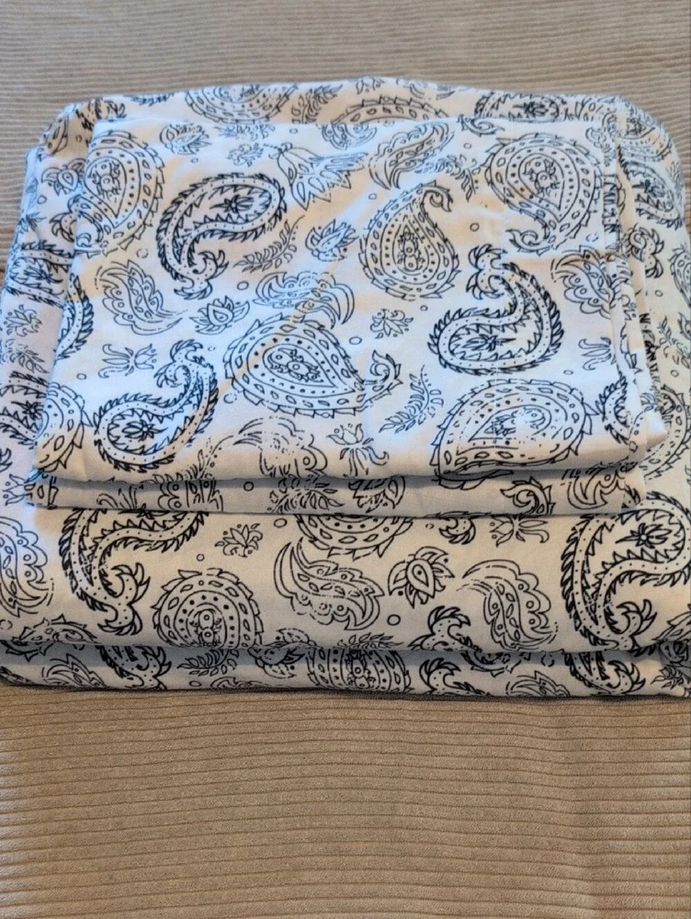 Elegant Paisley  Duvet Cover in White and Navy Blue
